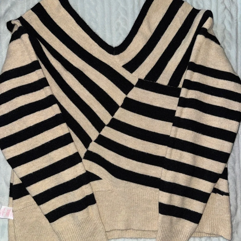 So Me Black and Tan V-Neck Sweater size large - Picture 2 of 4